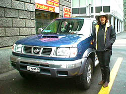 Marlies mit ihrem PicUp und einem crushable-Westernhat